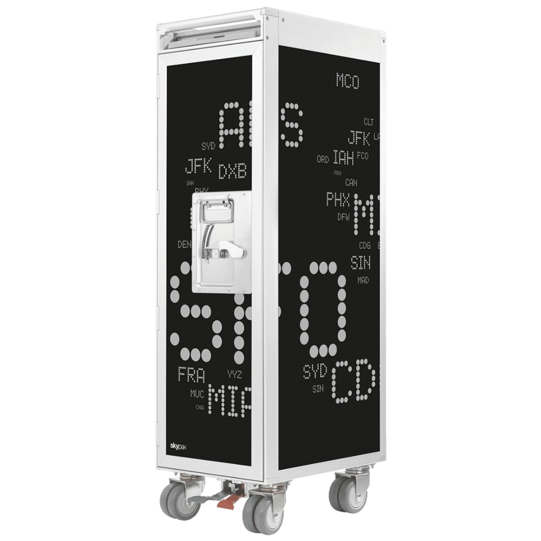 Moderner mobiler Transportwagen aus Metall mit schwarzen Paneelen, die weiße Flughafencodes zeigen.