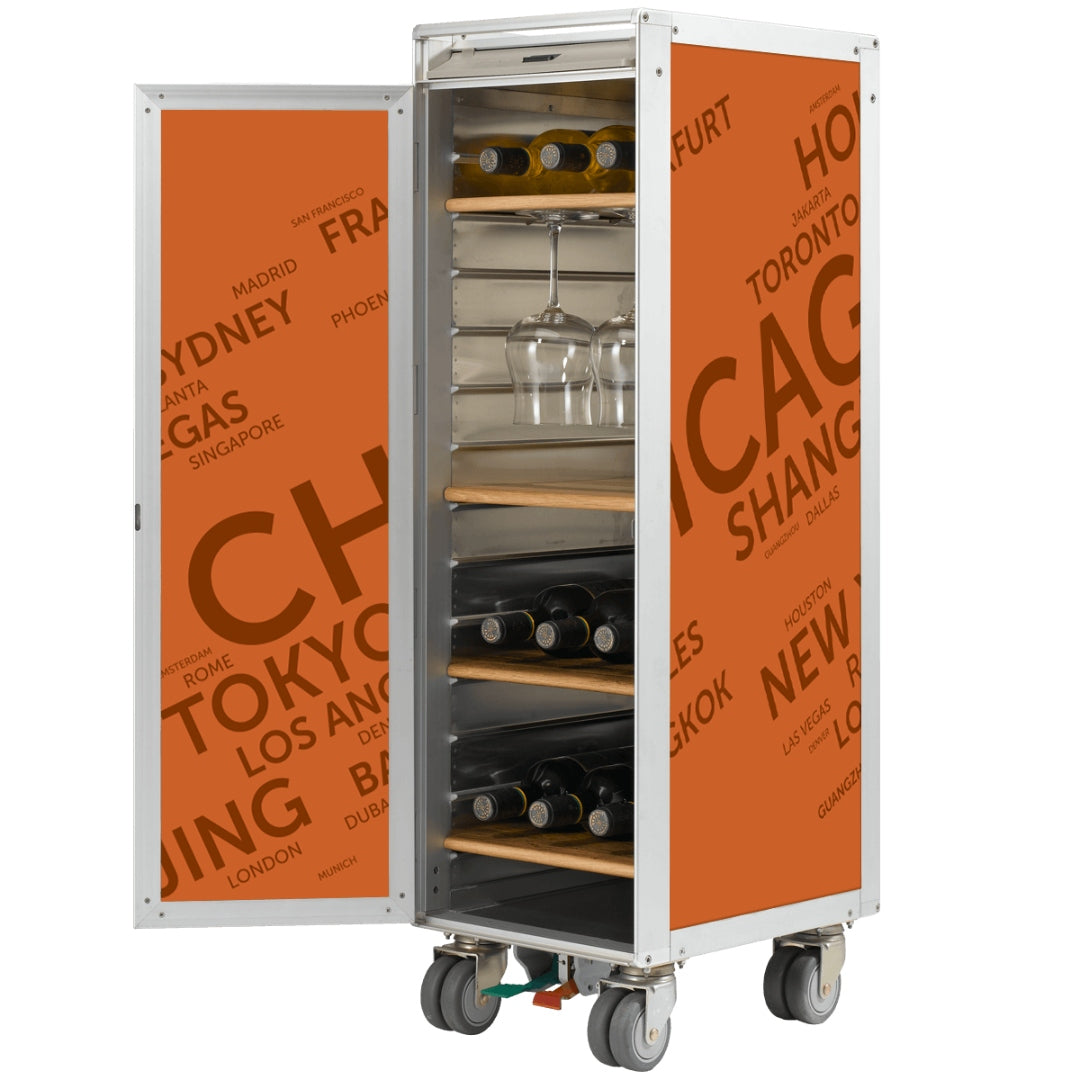 Moderner Weinschrank auf Rädern mit Metallrahmen, Holzregalen, offener Tür, orange Außenseite mit Städtenamen.