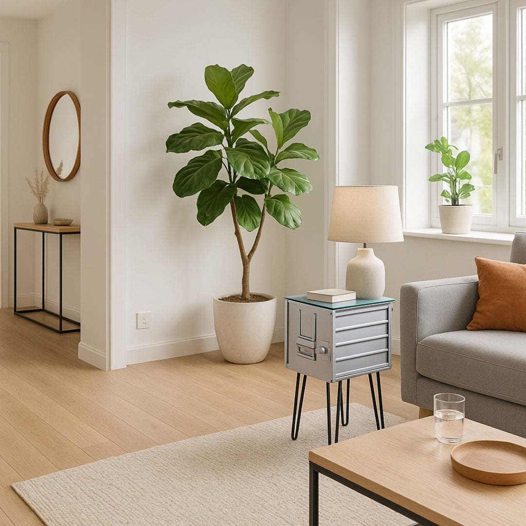 Moderner Wohnraum mit grauem Sofa, braunem Kissen, grünem Sideboard und Zimmerpflanzen.