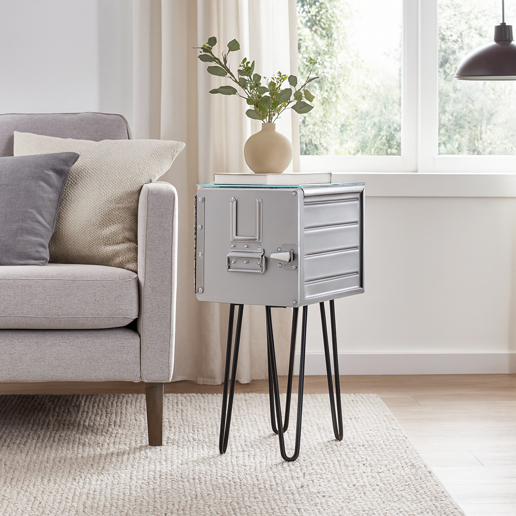 Moderner Wohnbereich mit grauem Sofa, schwarzem Beistelltisch und großer Fensterfront