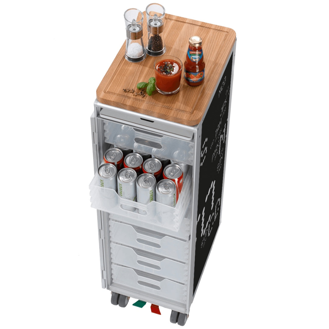 Rollwagen aus Metall mit transparenten Schubladen, teilweise geöffnet, mit ENERGY-Dosen und Holzbrett mit Gewürzstreuern.