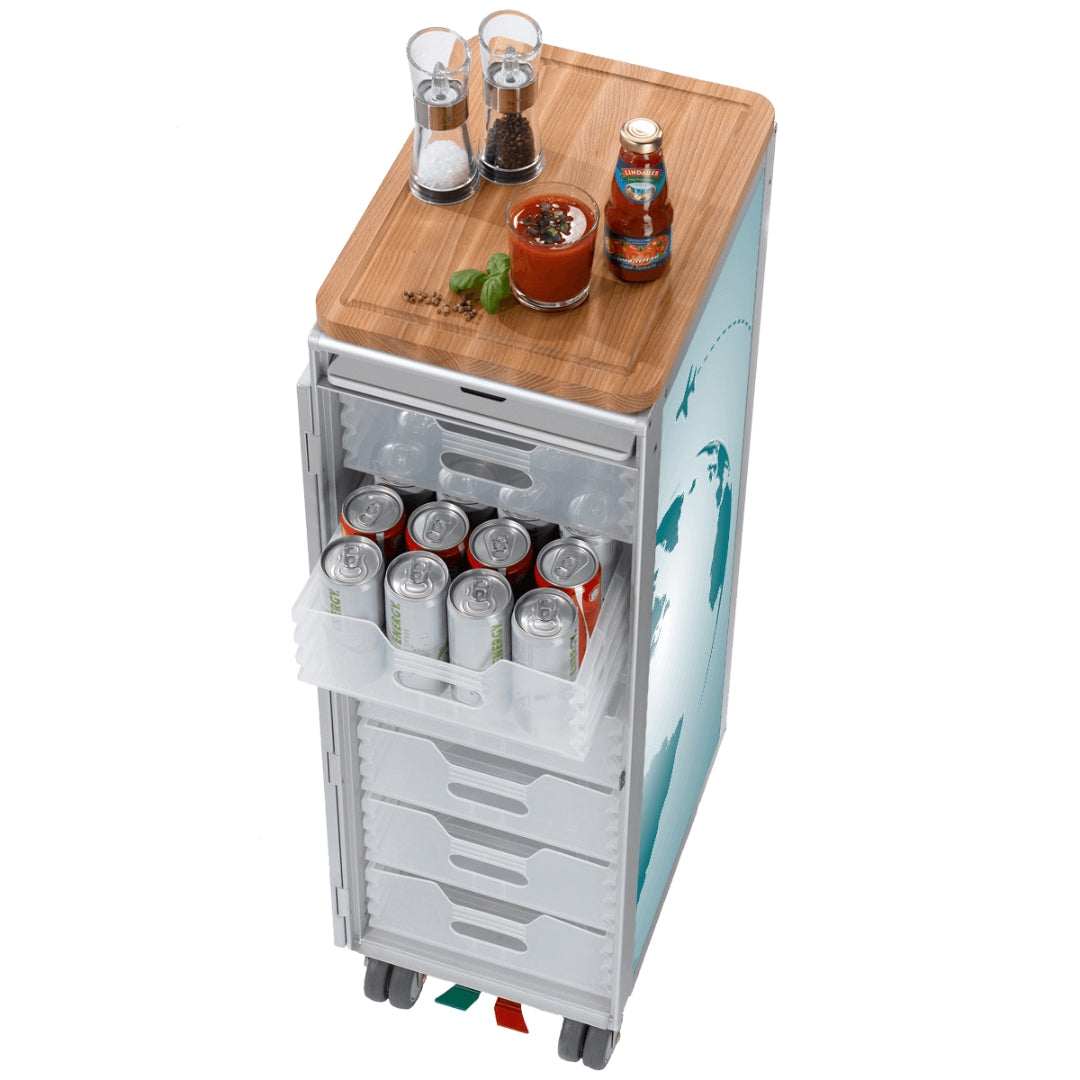 Schmaler Aufbewahrungswagen mit transparenten Schubladen, Holztisch und Gewürzen auf der Oberfläche.