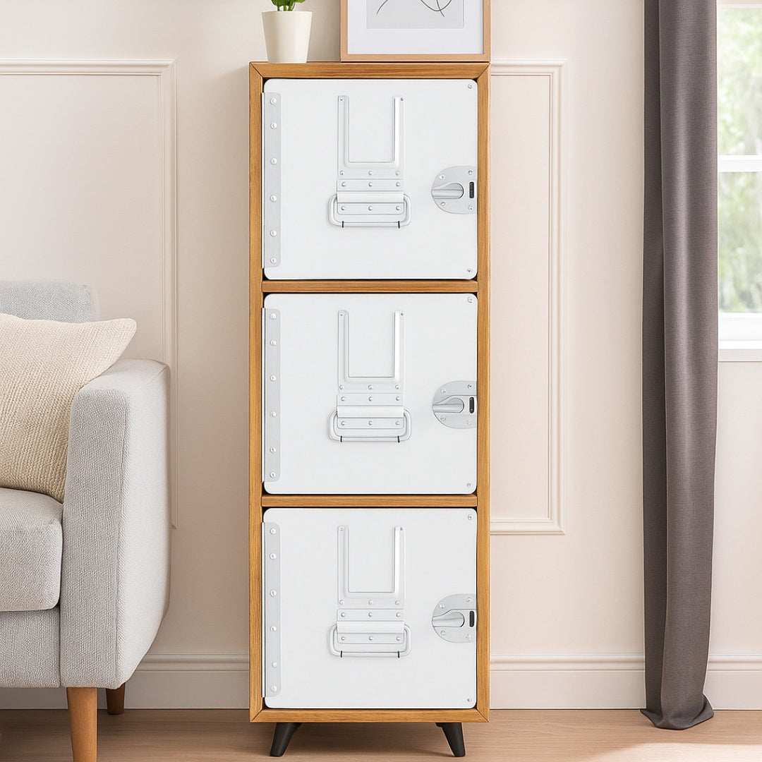 Schmaler Holzeinbauschrank mit weißen Metalltüren neben grauem Sofa mit Kissen in elegantem Wohnraum.