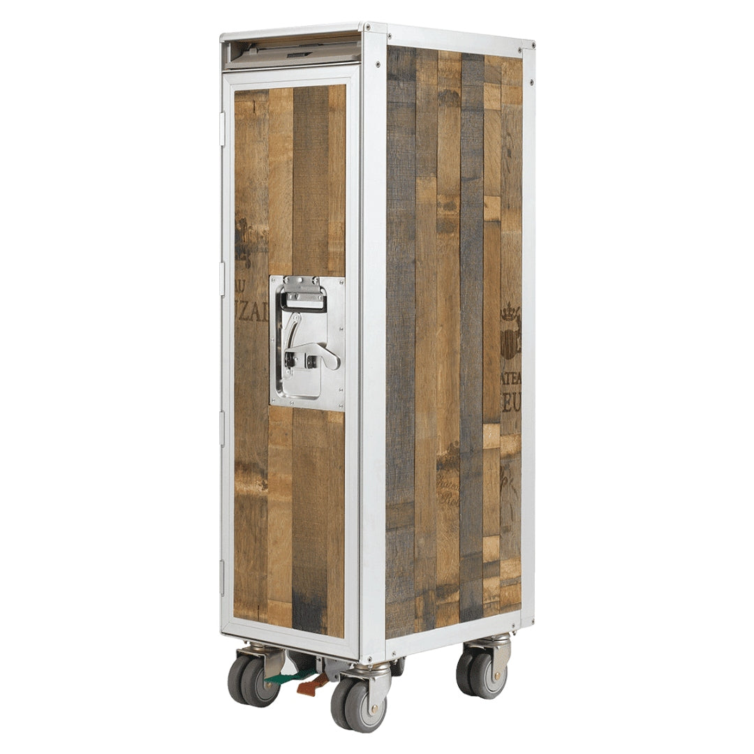 Schmaler, hoher Aufbewahrungsschrank mit Holzlamellen und Metallrahmen auf Rollen.