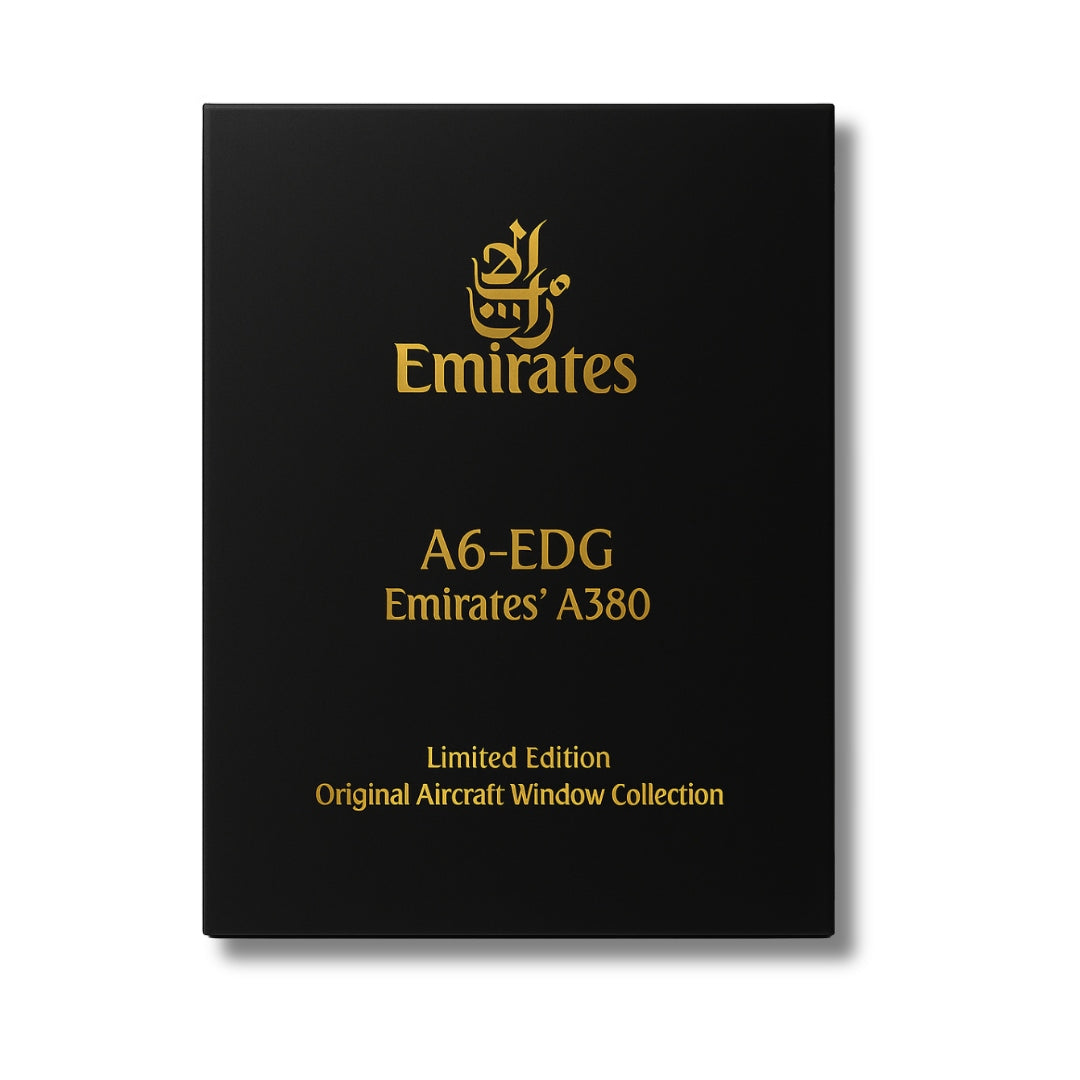 Schwarze rechteckige Box mit goldener Schrift und Emirates-Logo.