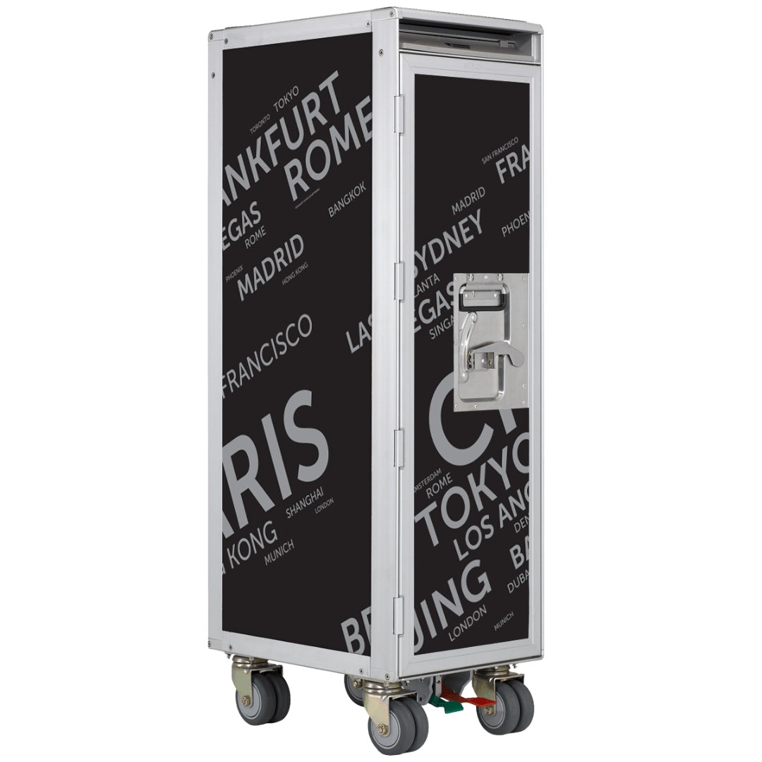 Schwarzer Airline-Trolley aus Flugzeugteilen mit silbernem Rahmen und Städtenamen in Grautönen.