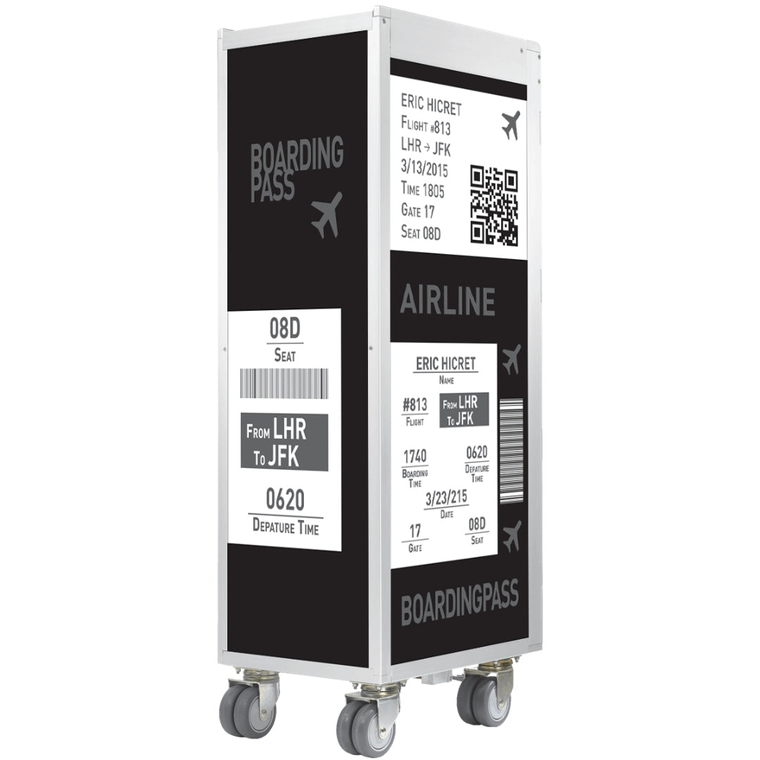 Schwarzer Rollständer im Boardingpass-Design mit Flugnummer, Sitz 08D, LHR nach JFK, Datum 3/13/2015 und Barcodes
