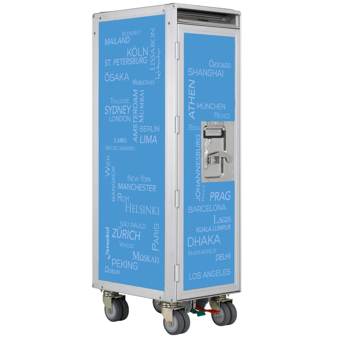 Silberner Airline-Trolley mit blauen Seiten und Städtenamen wie New York, Sydney und Chicago.