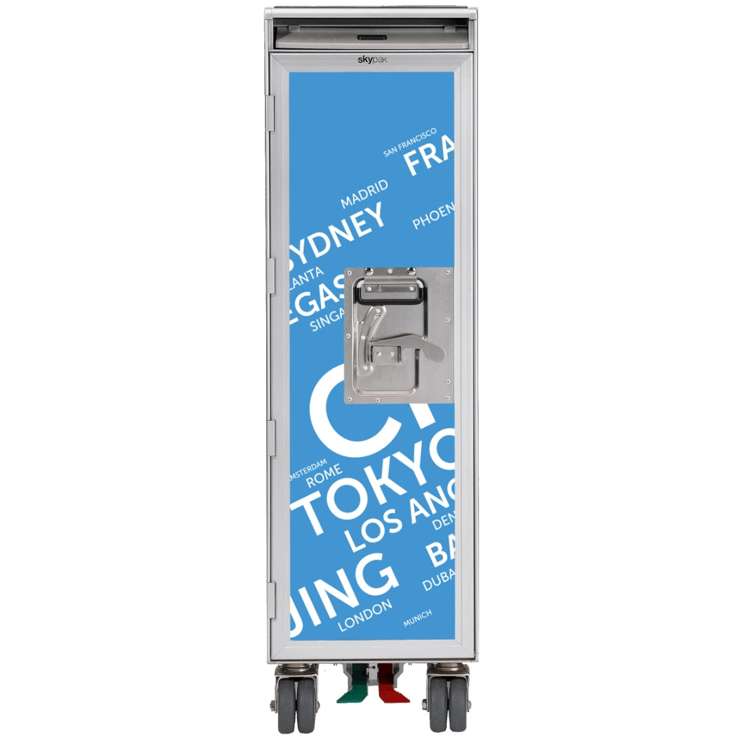 Moderner silberner Flugzeugtrolley aus Metall mit blauem Frontpanel und Städtenamen.