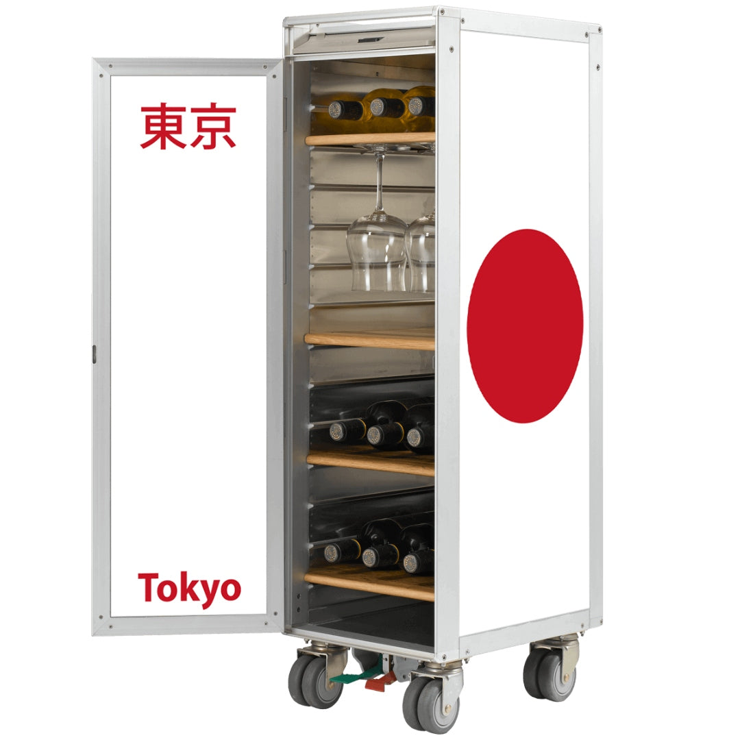 Moderner silberner Getränketrolley mit offener Tür, Weinflaschen und Weingläsern, japanischer Schriftzug 'Tokyo'.