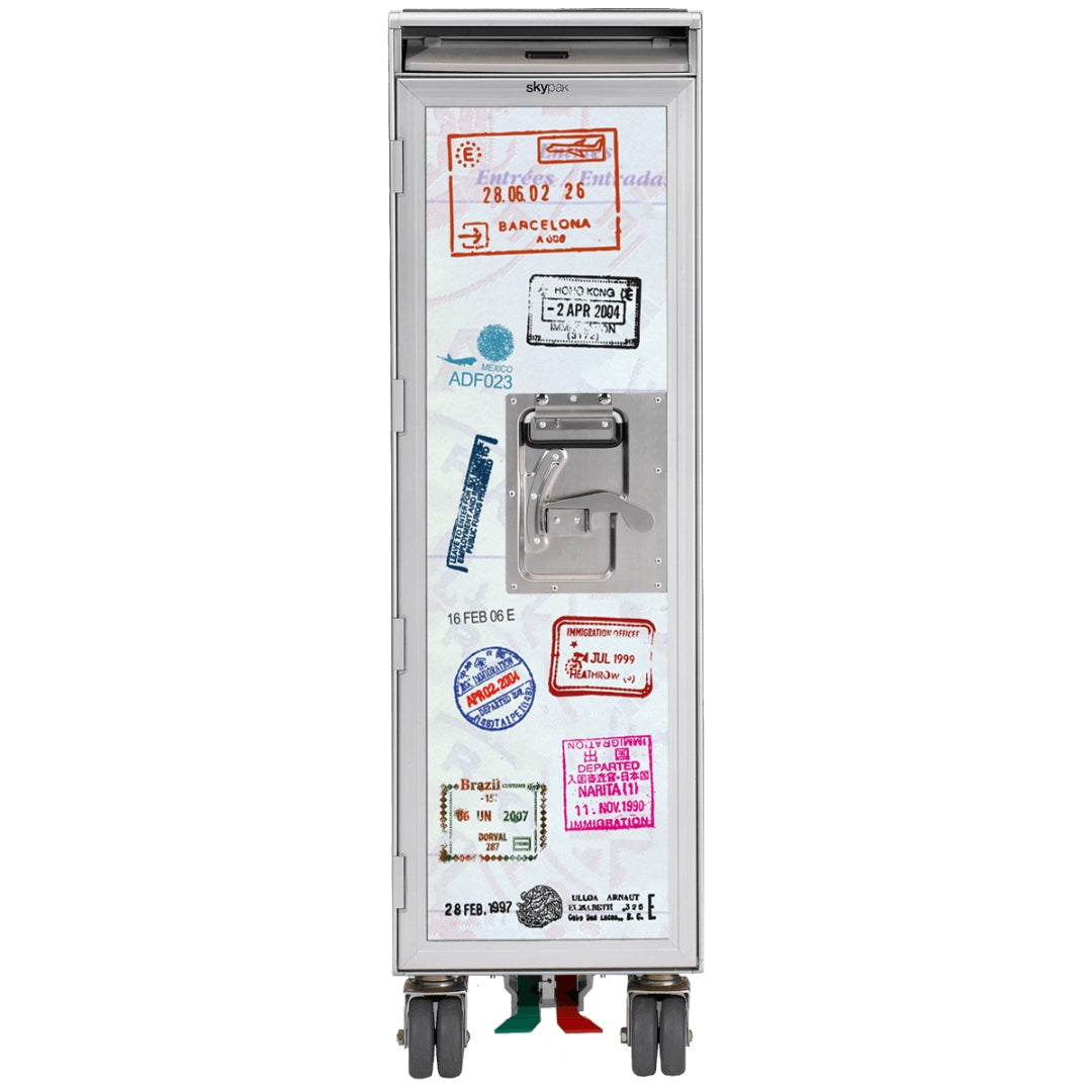 Vertikaler, fahrbarer Transportcontainer mit Griff und bunten Einreisestempeln aus verschiedenen Ländern.