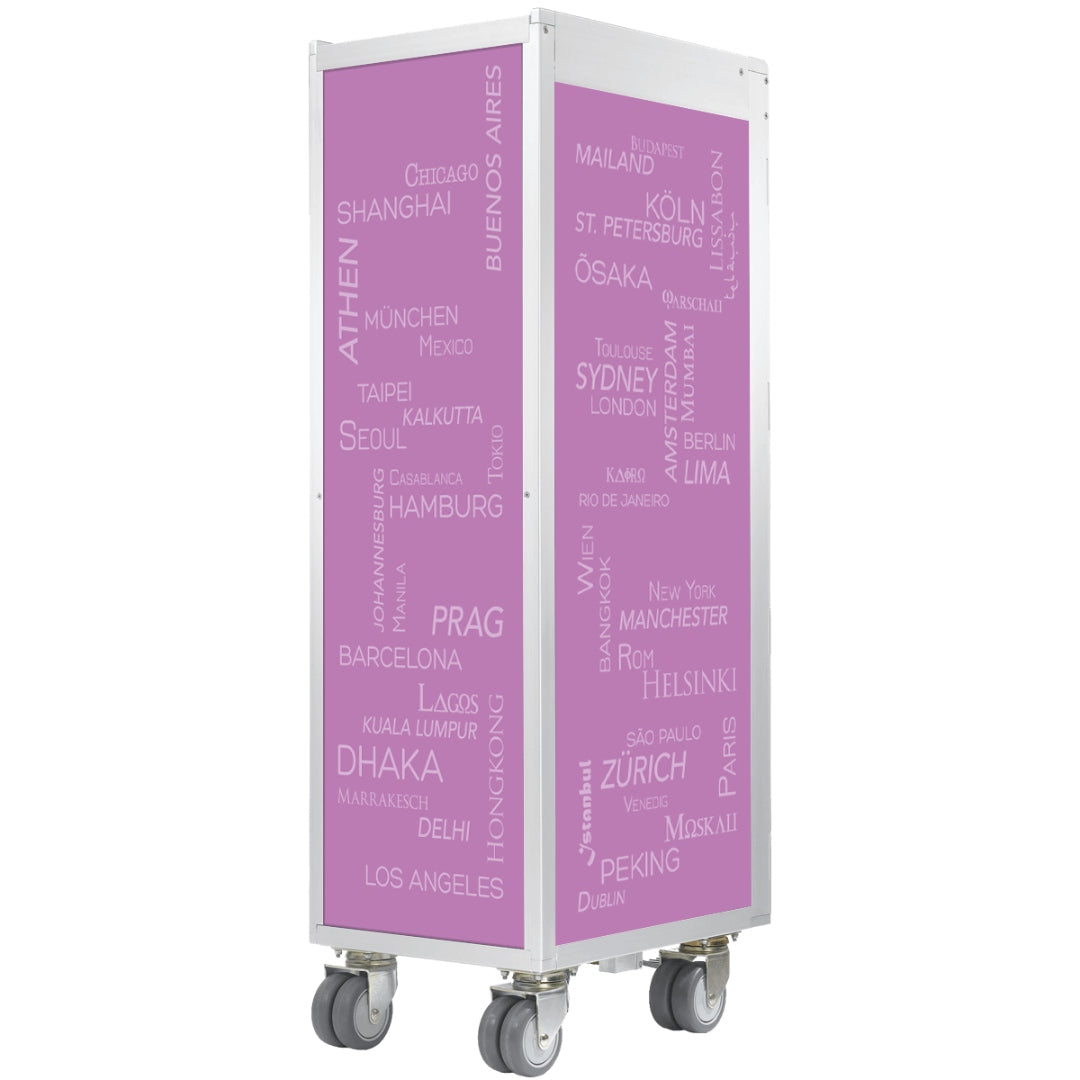 Schmaler Utility-Cart mit Metallrahmen und lila Paneelen, bedruckt mit Städtenamen, auf vier Rädern.