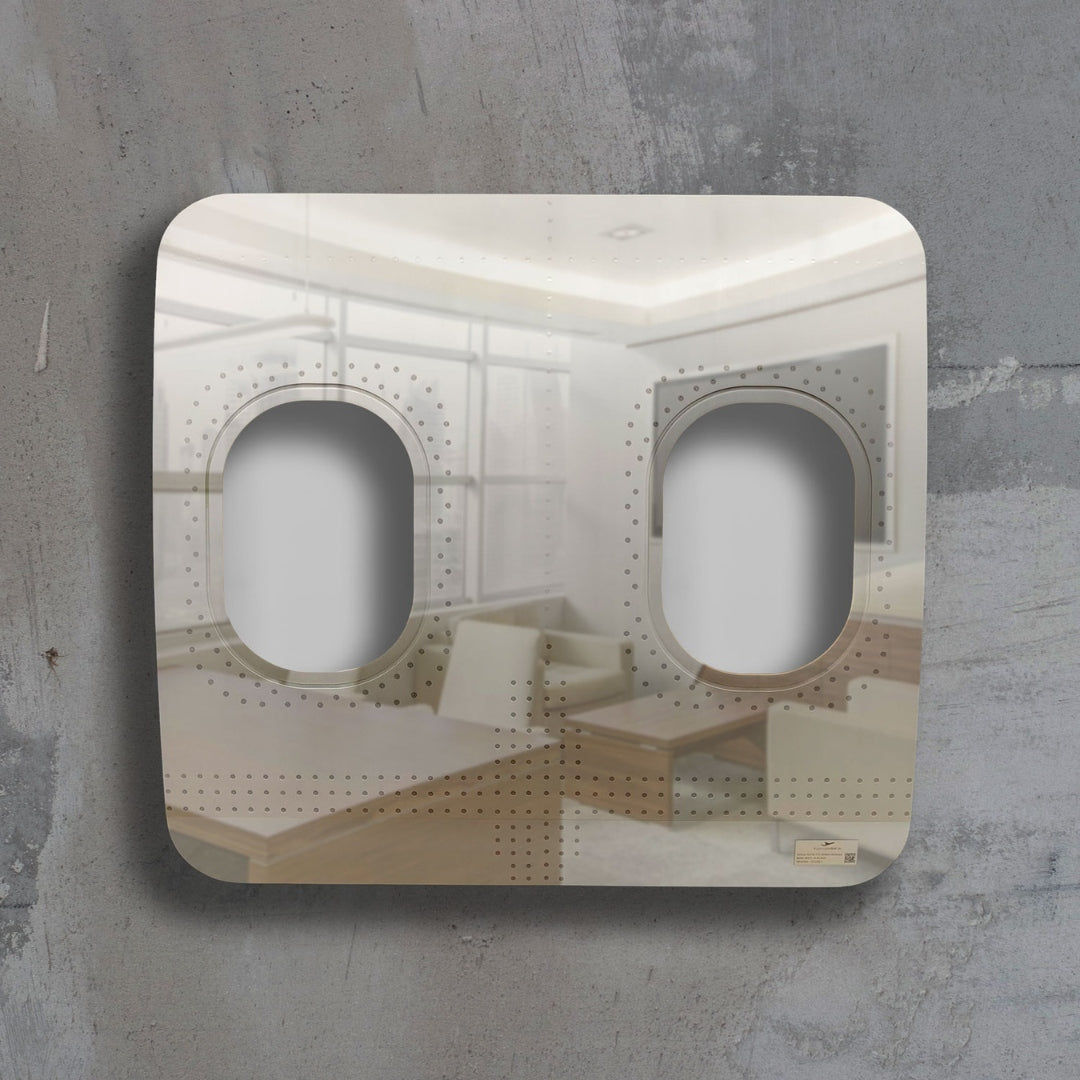 Metallische Wanddekoration in Form eines Flugzeugfensters in modernem Büro