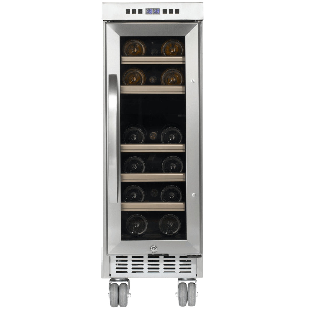Moderner, schmaler Weinkühlschrank aus Edelstahl mit Glastür, fünf Regalen und digitalem Temperaturanzeige.
