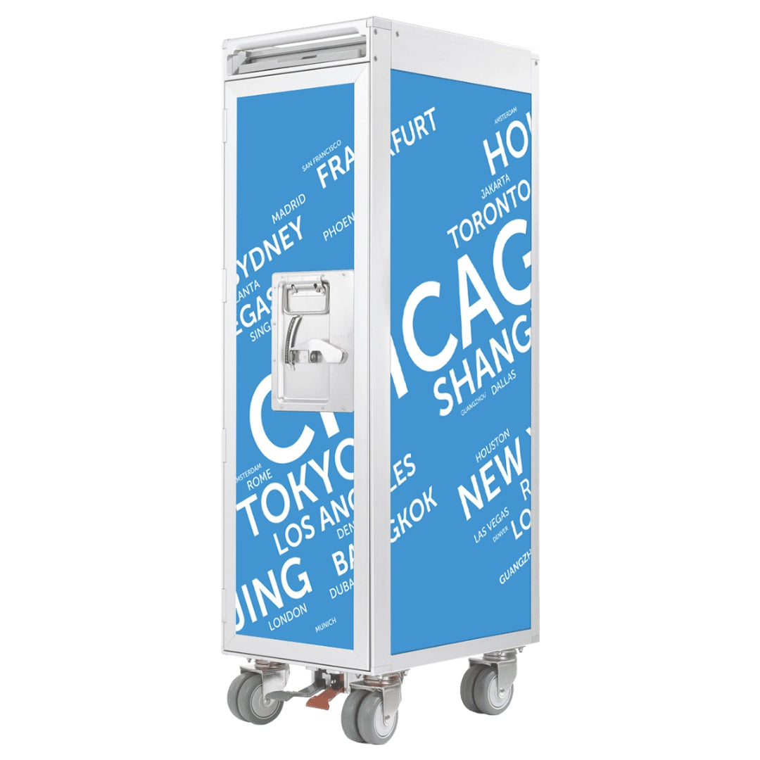 Weißer Airline-Trolley mit blauer Seite und Städtenamen wie London und Tokyo.