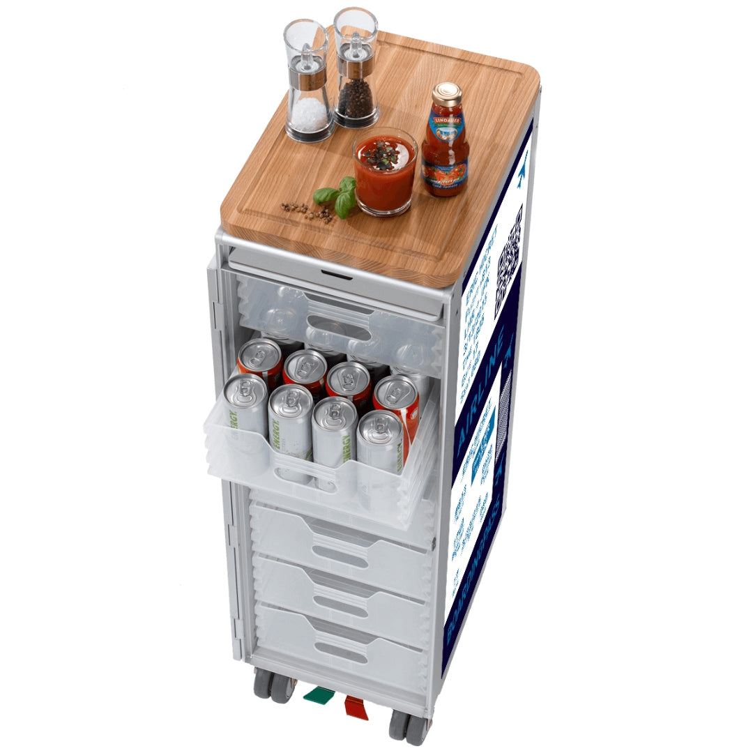 Moderner weißer Aufbewahrungswagen mit transparenten Schubladen, gefüllt mit Getränkedosen, Gewürzen und Saucen.