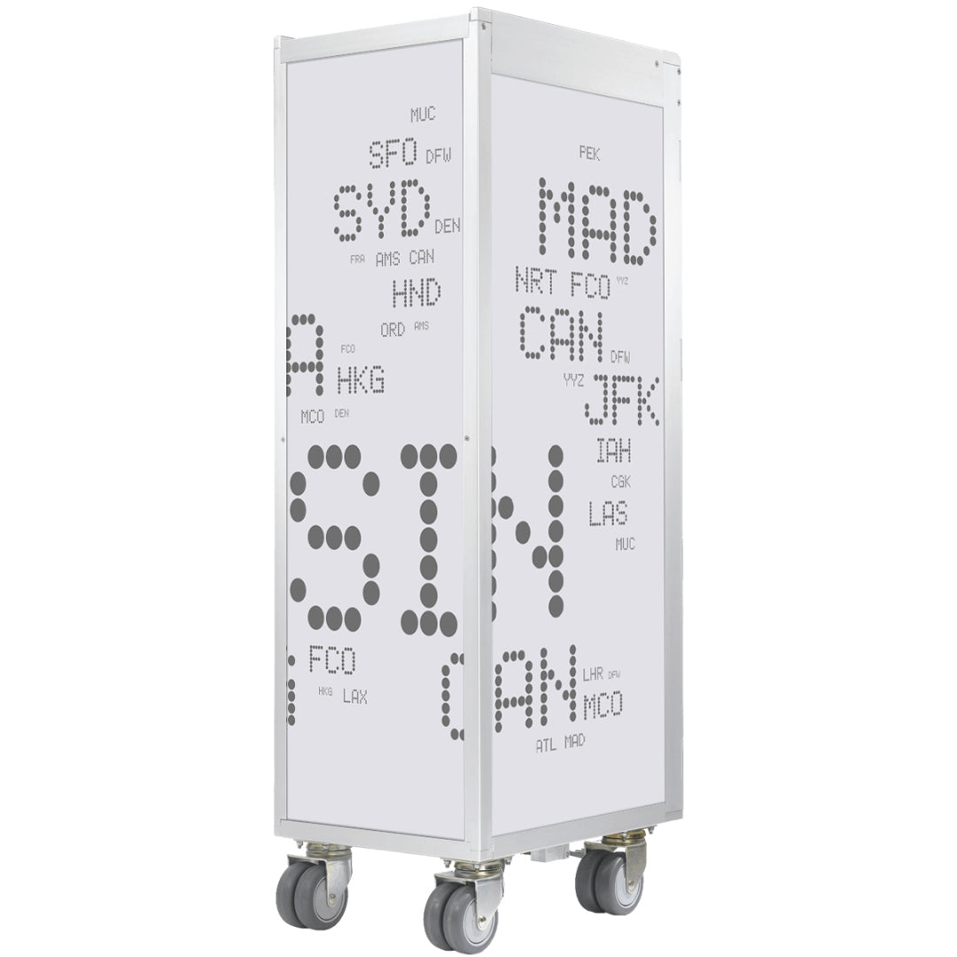 Weißer Metallkasten mit Flughafencodes als Designobjekt