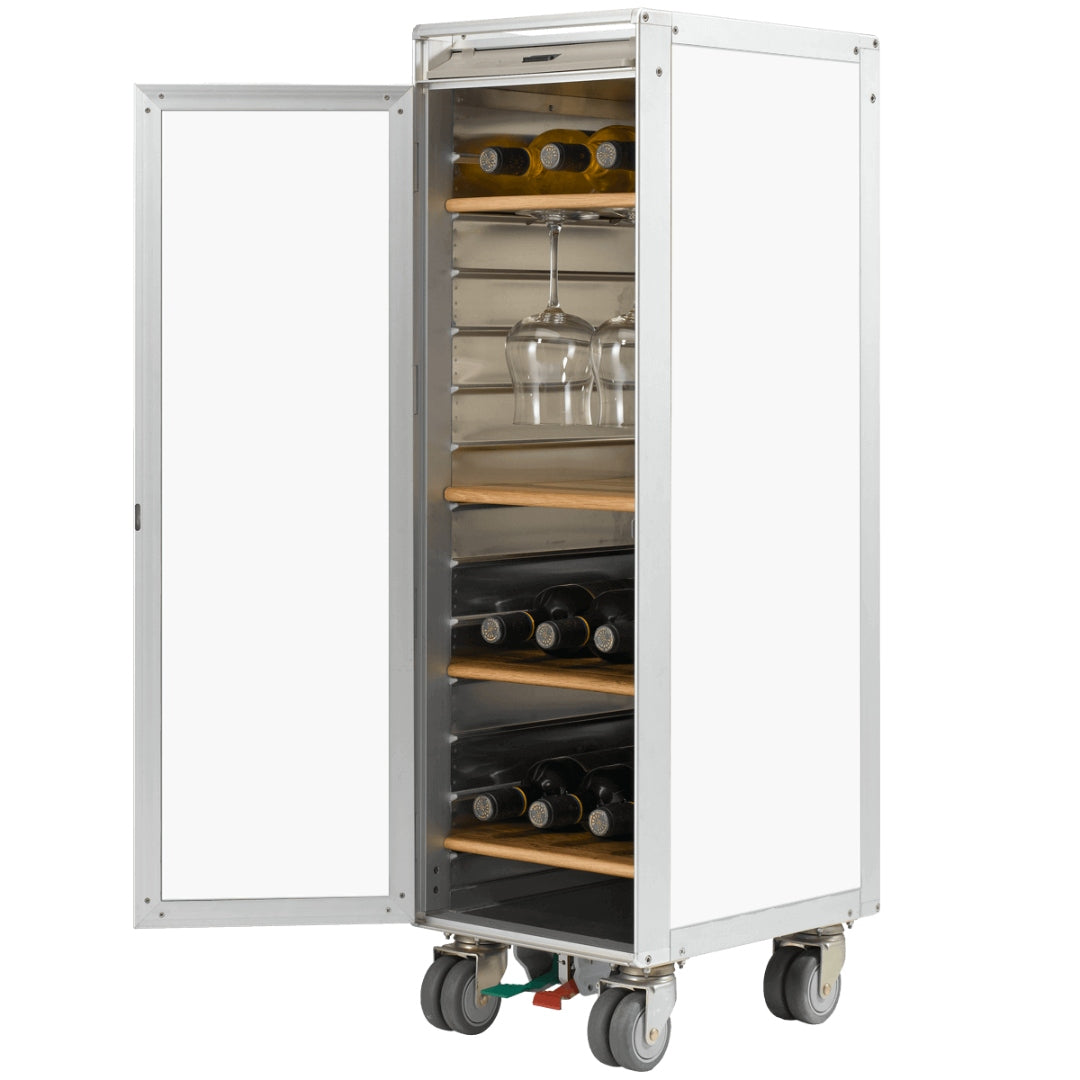 Weißer Metallweinschrank auf Rollen mit offenen Türen, drei Holzregalen, Weinflaschen und Weingläsern.