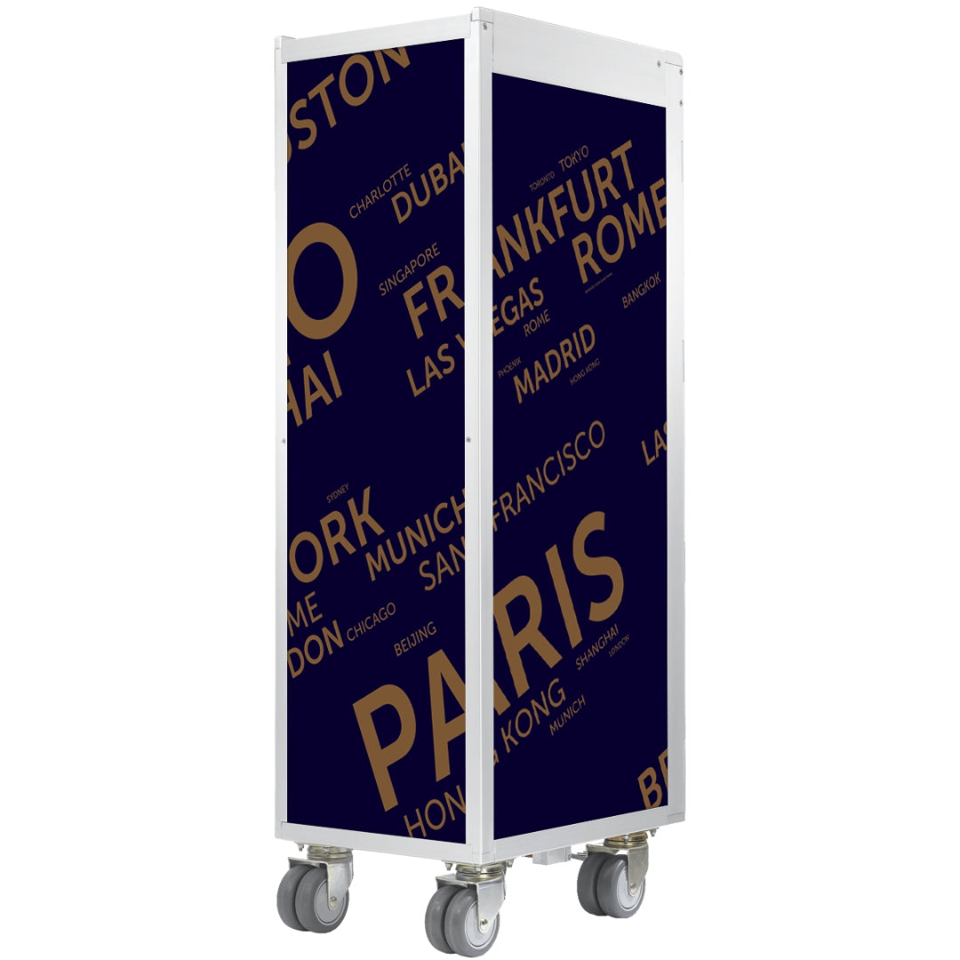 Weißer mobiler Kasten auf Rollen mit blauen Paneelen, bedruckt mit Städtenamen in Braun