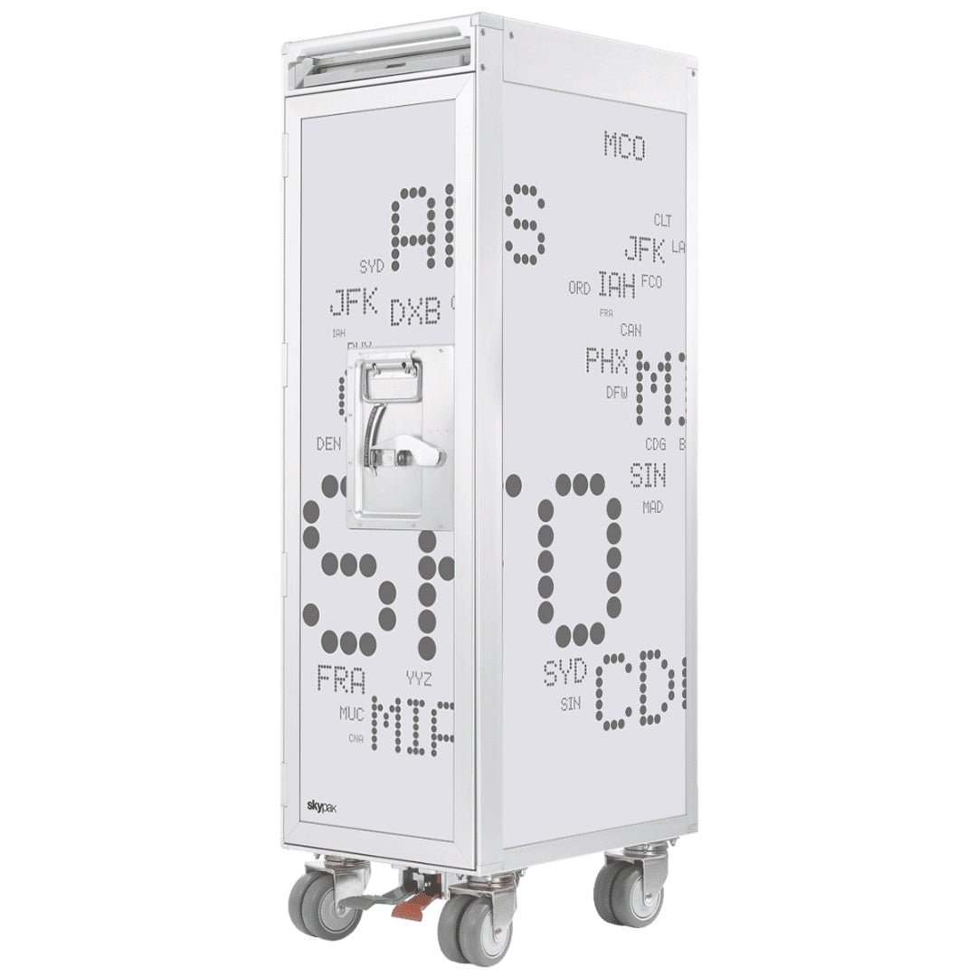 Weißer, rollbarer Airline-Trolley aus Metall mit Flughafencodes MCO, JFK und FRA von Skypak.