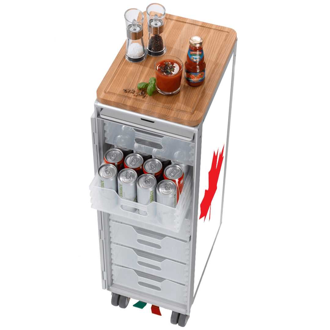 Weißer Servierwagen mit Holzbrett, Salz- und Pfeffermühlen, Tomatensaftflasche und Dosen im Fach