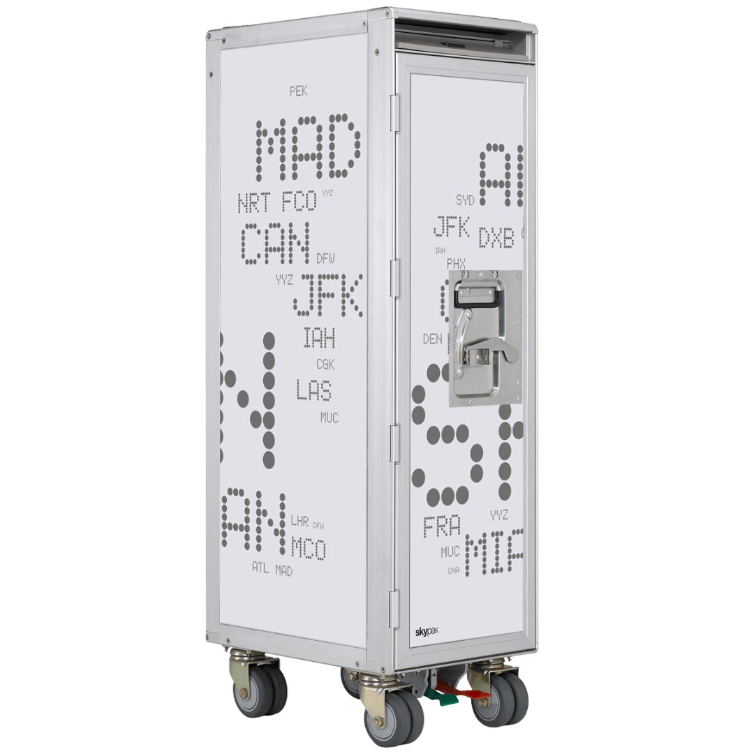 Weißer Skypak Airline Trolley mit IATA Flughafencodes in Brailleschrift, Metallrahmen und Rollen mit farbigen Bremspedalen