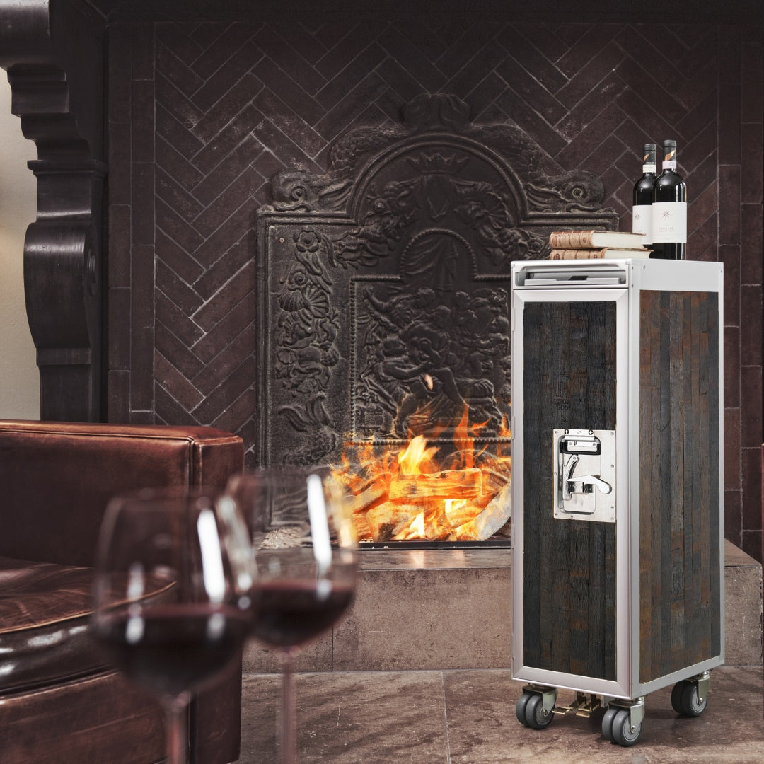 Beleuchteter Kamin mit verzierten Rückwandpaneelen, modernem Wagen und Ledersessel